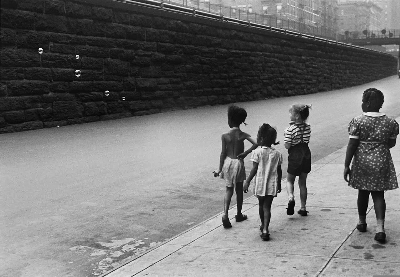https://artblart.com/tagHelen Levitt Children With Soap Bubbles